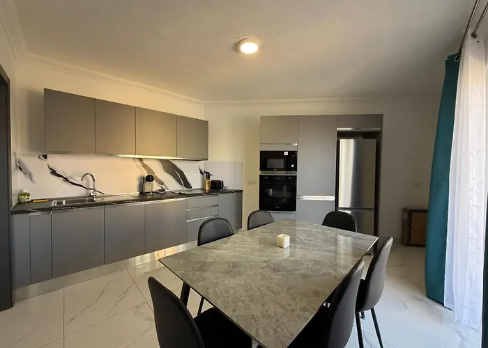 Apartament Qawra 2 Bed - Church Square - By Hostmt *